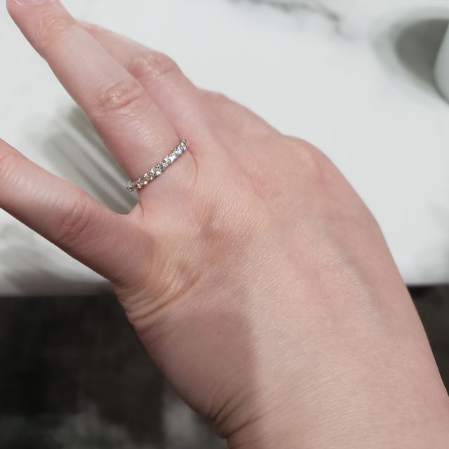 【4℃ BRIDAL(ヨンドシーブライダル)の口コミ】 ピュアニティはダイヤモンドが沢山でキラキラしている。ぷにぷにの指もそ…