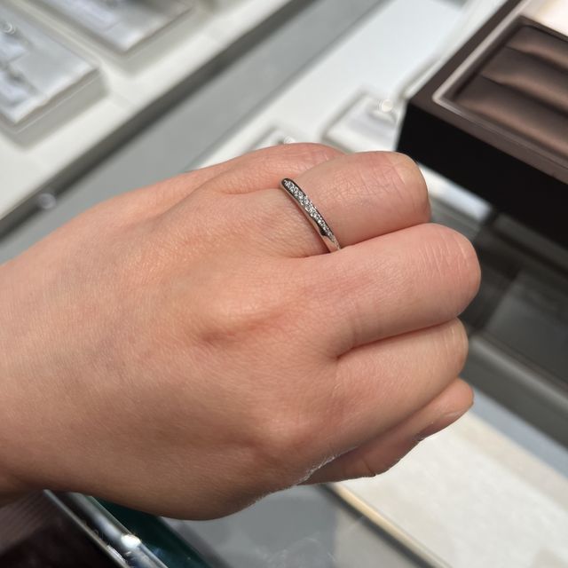 【アイプリモ(I-PRIMO)の口コミ】 シンプルなダイヤ1粒かハーフエタニティかを悩み、婚約指輪に合わせてそれ…