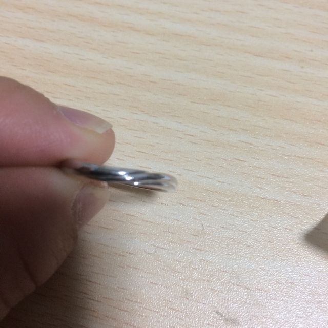 【銀座ダイヤモンドシライシの口コミ】 デザインもシンプルで自分の手に合っていてはめた時の違和感があまりなか…