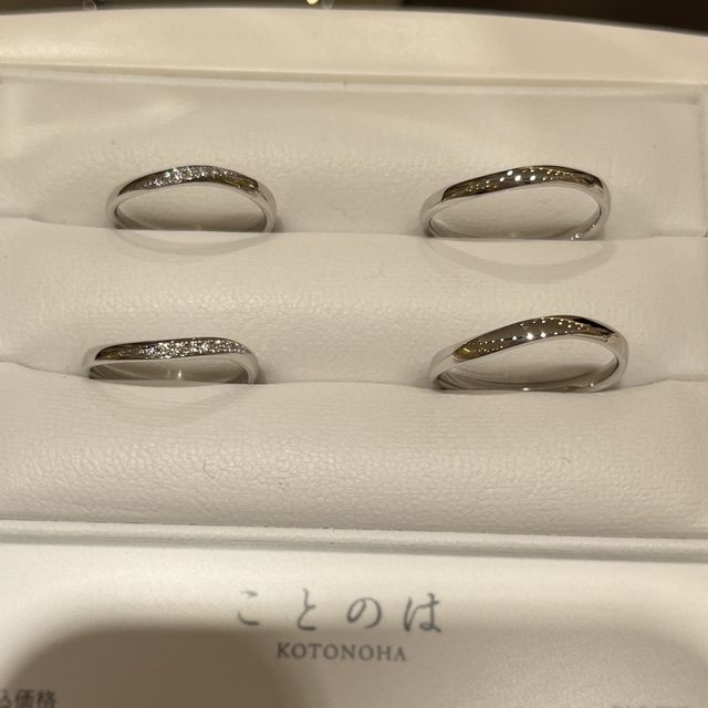 【俄(にわか)の口コミ】 緩やかなウェーブデザインの指輪です。ダイヤモンドの輝きが上品で、大人…