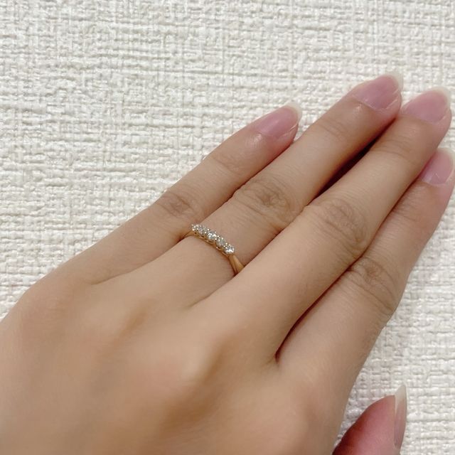 【アイプリモ(I-PRIMO)の口コミ】 編み込まれたような透かし模様に一目惚れしました。ダイヤの下から光がよ…