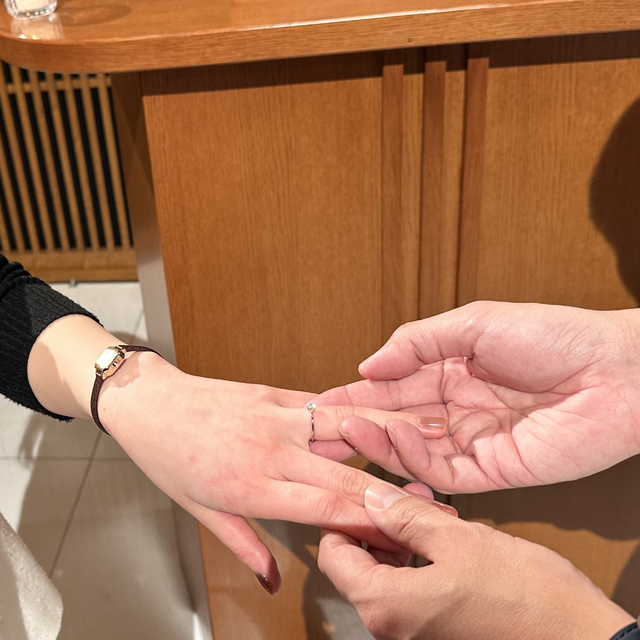 【銀座ダイヤモンドシライシの口コミ】 ・シルバーの仮リングでプロポーズできるところ。
・ プロポーズ後、彼女…