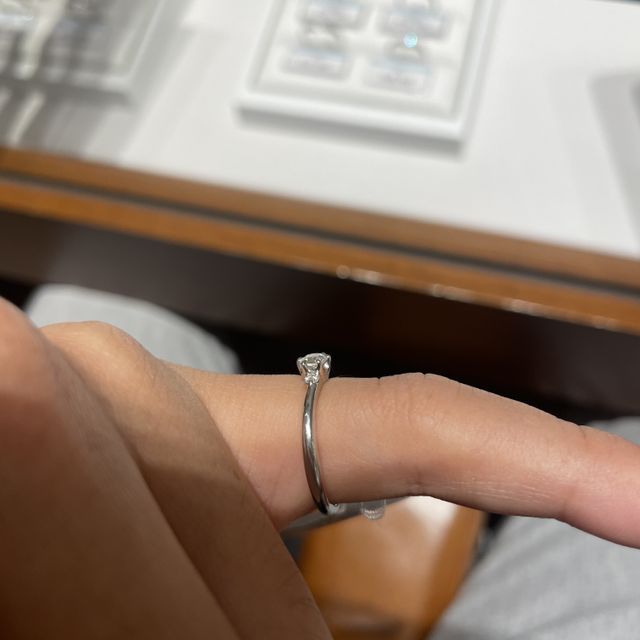 【銀座ダイヤモンドシライシの口コミ】 デザイン:メインのダイヤの両脇にもダイヤがありとても華やかな印象があり…