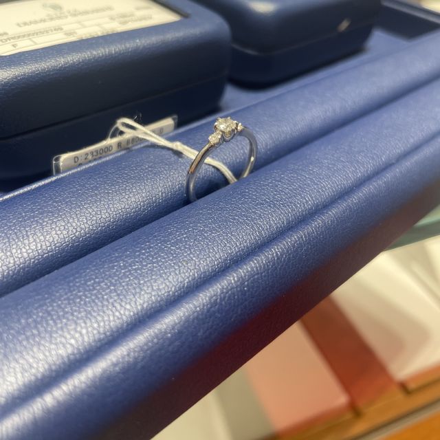 【銀座ダイヤモンドシライシの口コミ】 デザイン:メインのダイヤの両脇にもダイヤがありとても華やかな印象があり…
