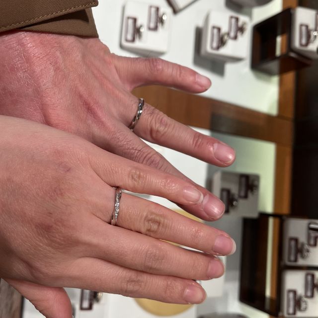 【ROCCA(ロッカ)の口コミ】 王道なデザインで探していました。他のブランドの指輪も試着して検討した…