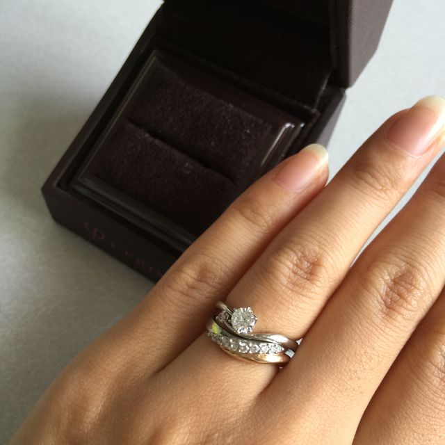 【アイプリモ(I-PRIMO)の口コミ】 もらった婚約指輪が丸ではなく画像のように湾曲していたので、一緒にはめ…