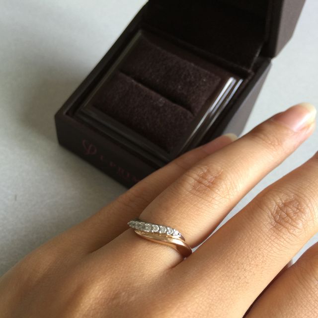 【アイプリモ(I-PRIMO)の口コミ】 もらった婚約指輪が丸ではなく画像のように湾曲していたので、一緒にはめ…