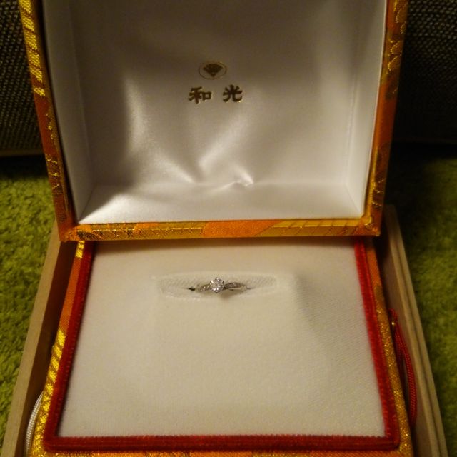 【WAKO BRIDALの口コミ】 最初は可愛い感じの指輪を探していたのですが、実際見るだけと試着するの…