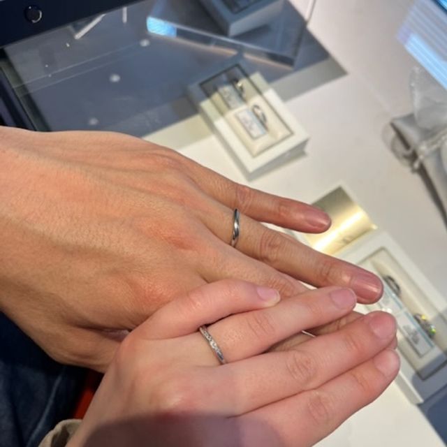 【銀座ダイヤモンドシライシの口コミ】 小粒のダイヤが5粒あしらわれたウェーブデザインが可憐でかわいく気に入り…