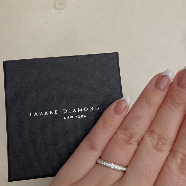 【ラザール ダイヤモンド(LAZARE DIAMOND)の口コミ】 婚約指輪は1粒ダイヤ的なのものが良いなと思っていたが、重ね付けして普段…