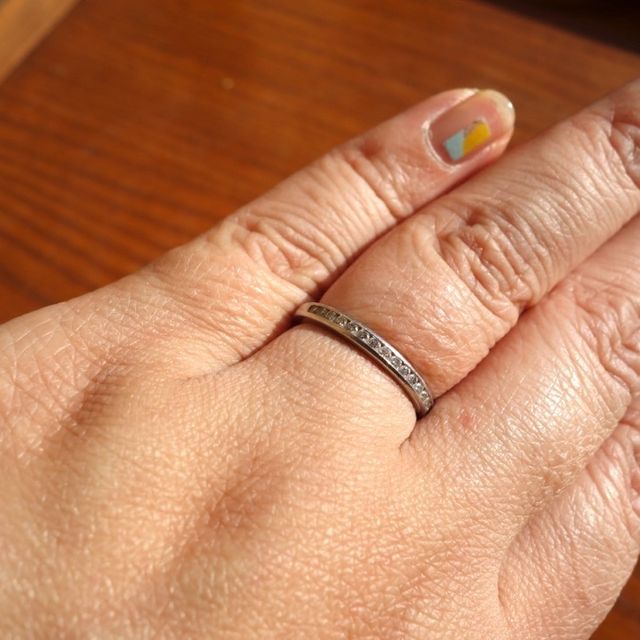 【ティファニー(Tiffany & Co.)の口コミ】 「毎日つけられるシンプルなデザイン」です。
夫に購入してもらうまでに色…