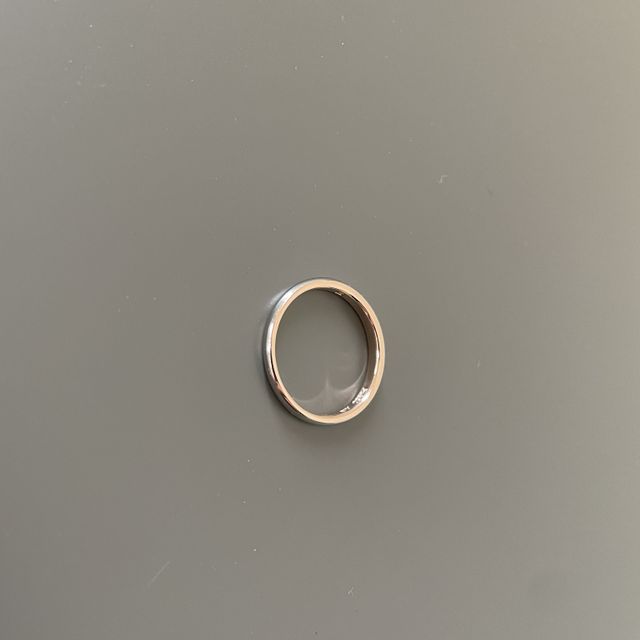 【ラザール ダイヤモンド(LAZARE DIAMOND)の口コミ】 シンプルな中にもさりげないデザインがある点が気に入っています。
丸みの…