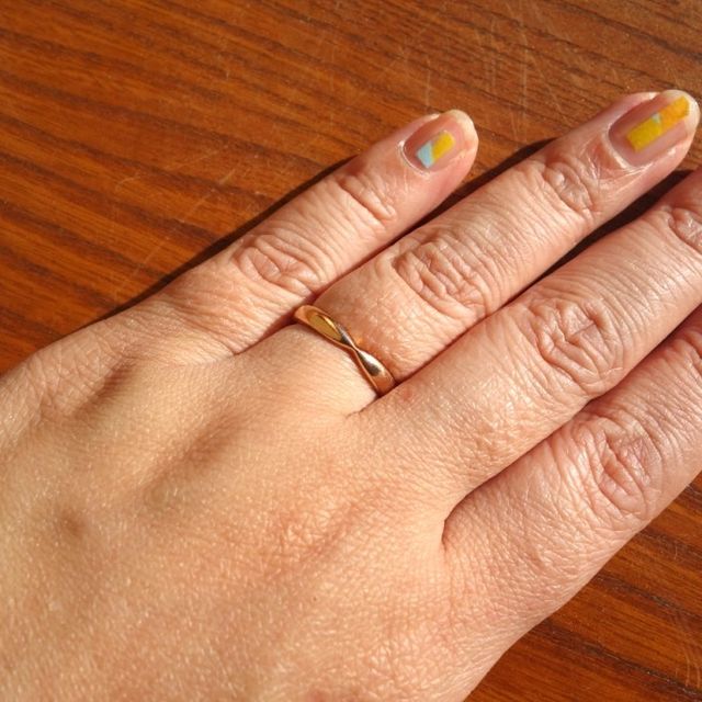 【ティファニー(Tiffany & Co.)の口コミ】 「指に馴染むデザインとつけ心地」です。
色はゴールド系で探していました…