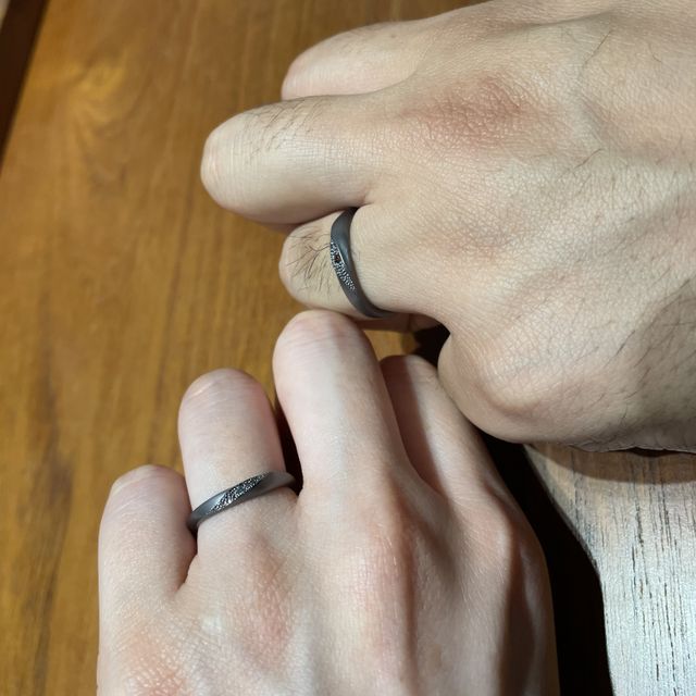 【SORA(ソラ)の口コミ】 タンタルという黒い金属の指輪です。ギャラクシアスというデザインのアレ…