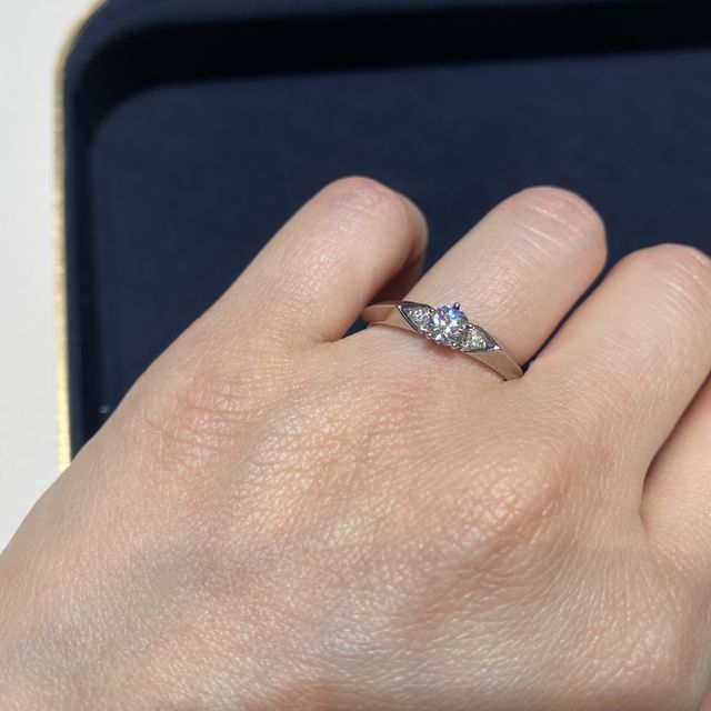 【ショーメ(CHAUMET)の口コミ】 セレナードは中央のダイヤの左右に、独特のカットでダイヤがしこまれてお…