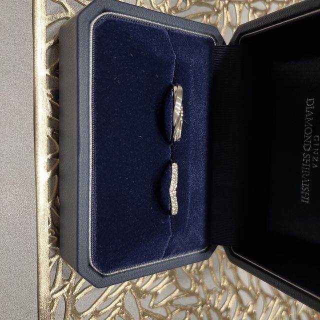 【銀座ダイヤモンドシライシの口コミ】 ダイヤが埋め込まれているデザインがとても素敵でした。結婚指輪もキラキ…