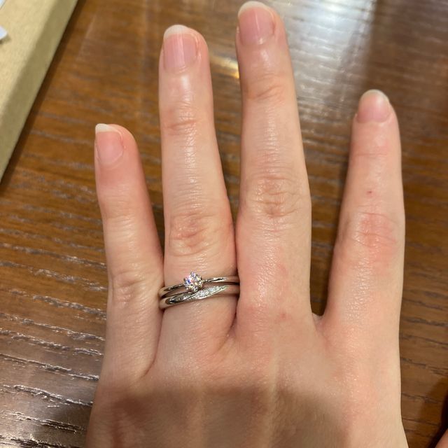 【銀座ダイヤモンドシライシの口コミ】 ウェーブとダイヤの並びととても好みの物を購入することができました。手…