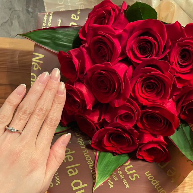 【モニッケンダム(MONNICKENDAM)の口コミ】 デザインは指に馴染むようウェーブのもので、ダイヤモンドは3大カッターズ…