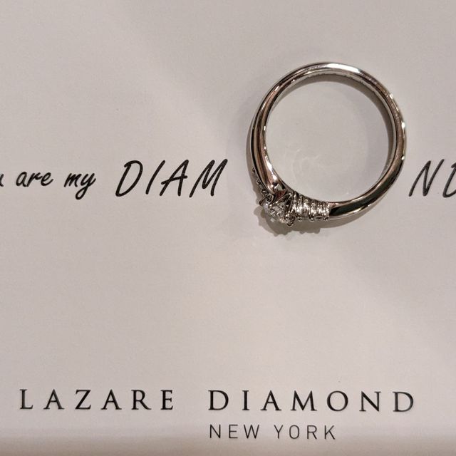 【ラザール ダイヤモンド(LAZARE DIAMOND)の口コミ】 ①好きなデザインがあったから
ストレートな指輪よりも、控えめに動きがあ…