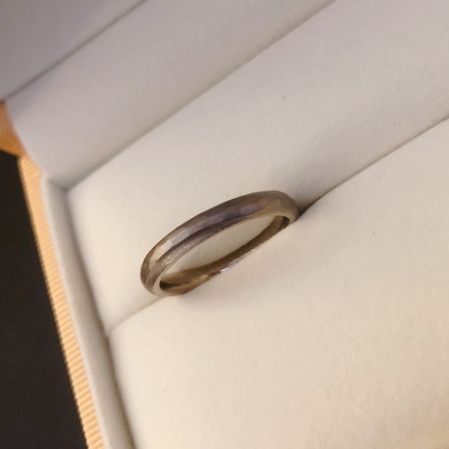 【ケイウノ ブライダル(K.UNO BRIDAL)の口コミ】 指輪のデザインはフルオーダーで、槌目のデザインです。
アクセントに三日…