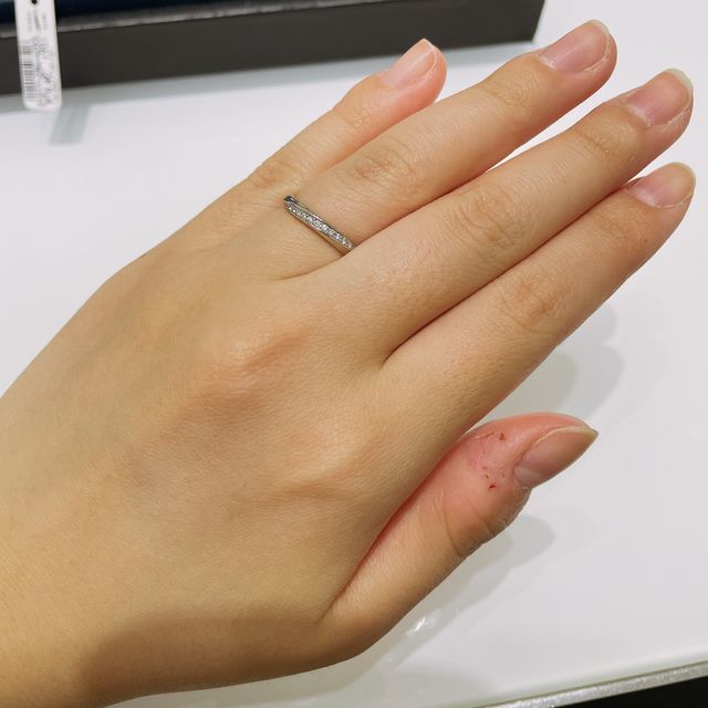 【銀座ダイヤモンドシライシの口コミ】 何店舗かお店を回りましたが着け心地、ダイヤのたくさん着いてるのに比較…