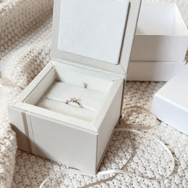 【AMOUR AMULET(アムール・アミュレット)の口コミ】 婚約指輪を購入しました。予め、彼女の好みのデザインを何となく聞いては…