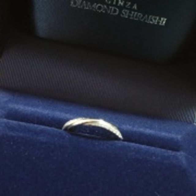 【銀座ダイヤモンドシライシの口コミ】 デザインがV字やウェーブではなく、ストレートのリングを探していました。…