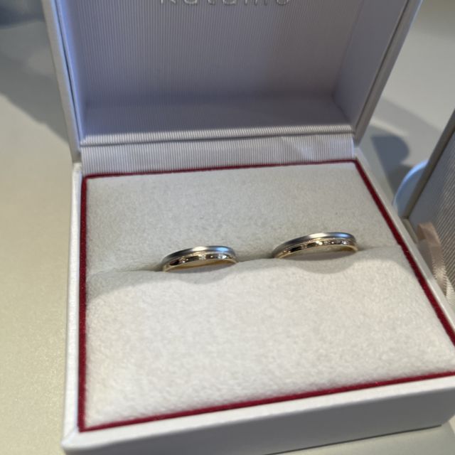 【Katamu(カタム)の口コミ】 最初は、プラチナのシンプルなものにしようと思いましたが、旦那様がゴー…