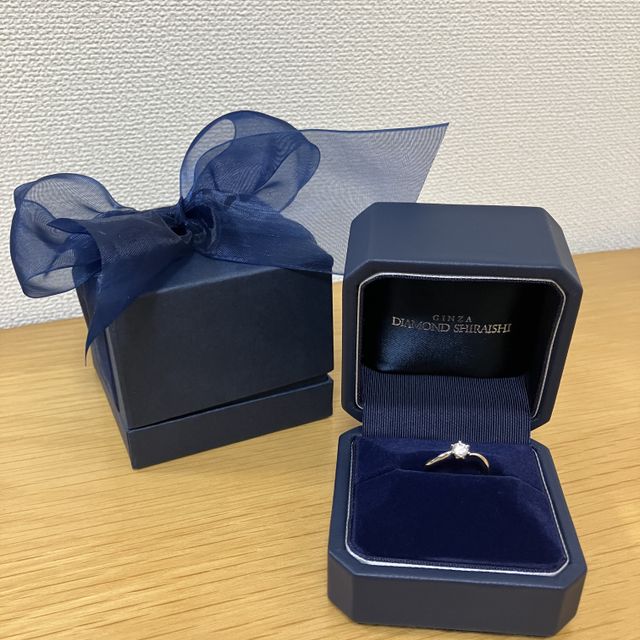 【銀座ダイヤモンドシライシの口コミ】 シンプルで可愛いウェーブのあるデザインを選びました。派手すぎず、中央…
