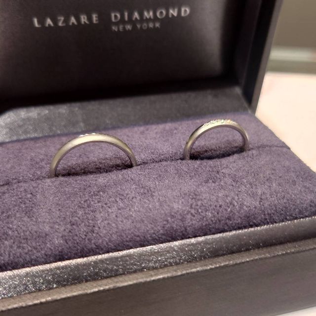 【ラザール ダイヤモンド(LAZARE DIAMOND)の口コミ】 婚約指輪は幅のところにダイヤがあり
シンプルで上品で個性的だったので決…