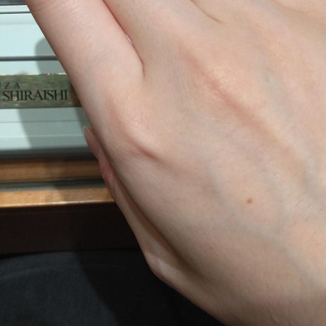 【銀座ダイヤモンドシライシの口コミ】 自分の好みと手の形に似合いそうなリングでした。
センターとサイドのダイ…
