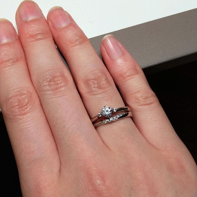 【ラザール ダイヤモンド(LAZARE DIAMOND)の口コミ】 センターとサイドのダイヤが付いているエンゲージリングを試着させていた…