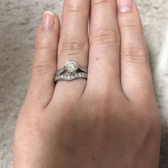 【カオキ　ダイヤモンド専門卸直営店の口コミ】 デザインとダイヤの質で決めました。一見メレダイヤが付いた普通のエンゲ…