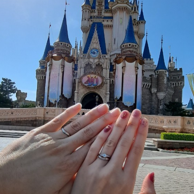 【ケイウノ ブライダル(K.UNO BRIDAL)の口コミ】 婚約指輪はウェーブのデザインでダイヤも多く一目惚れしました。結婚指輪…