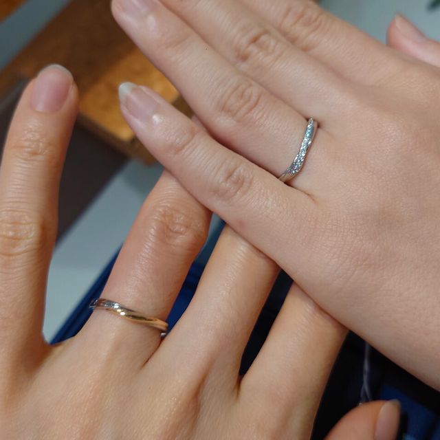 【銀座ダイヤモンドシライシの口コミ】 ねじれがあるタイプなので、指は細く長く見えるので、私のような短めな指…