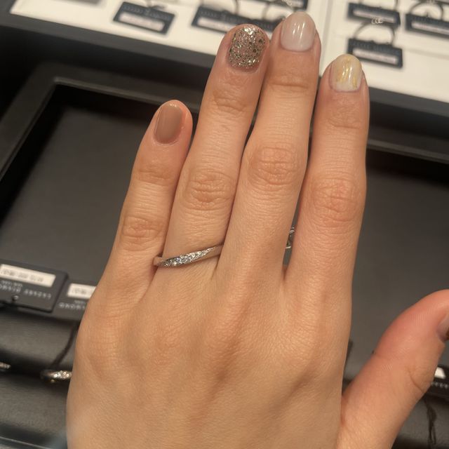 【ラザール ダイヤモンド(LAZARE DIAMOND)の口コミ】 指が小さく、短い私でもスッと長く見える形でした。
S字の形に沿って180度…