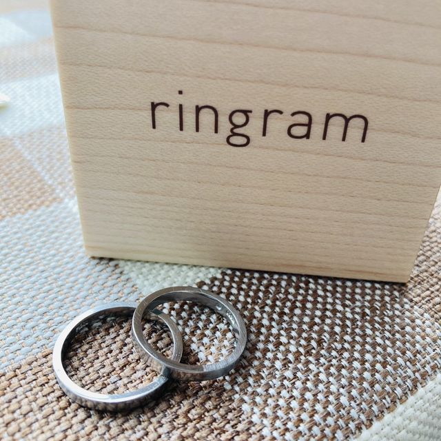 【ringram(リングラム)の口コミ】 シンプルなプラチナにしましたが、中に自分達でデザインした刻印ができ、…