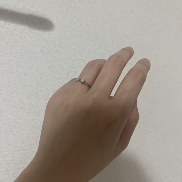 【銀座ダイヤモンドシライシの口コミ】 デザインがシンプルで、年を重ねても飽きがこないデザインだとお勧めされ…