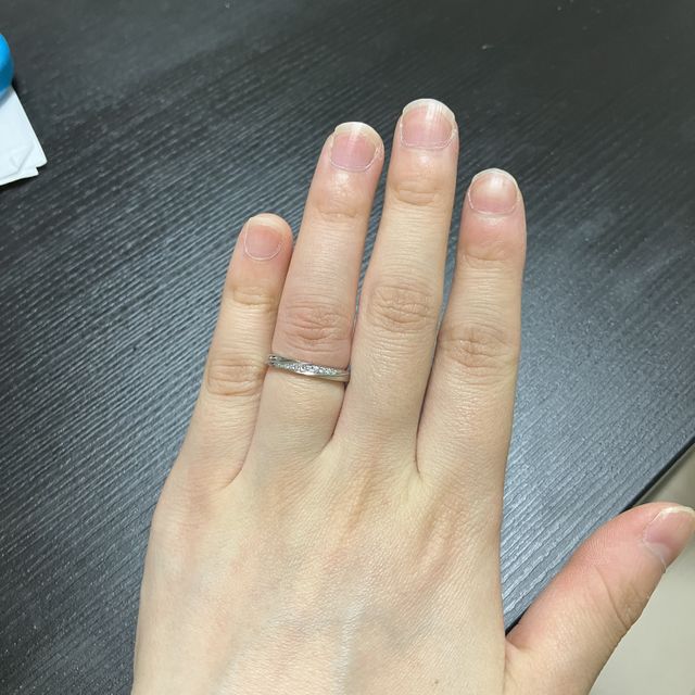 【4℃ BRIDAL(ヨンドシーブライダル)の口コミ】 彼とつけているお揃いのペアリングに似たデザインを結婚指輪として購入し…