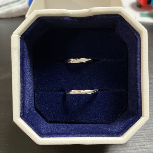 【4℃ BRIDAL(ヨンドシーブライダル)の口コミ】 彼とつけているお揃いのペアリングに似たデザインを結婚指輪として購入し…