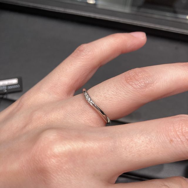 【ラザール ダイヤモンド(LAZARE DIAMOND)の口コミ】 V字の指輪はあまり視野に入れていなかったのですが、スタッフの方が似合う…