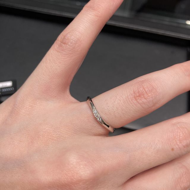 【ラザール ダイヤモンド(LAZARE DIAMOND)の口コミ】 V字の指輪はあまり視野に入れていなかったのですが、スタッフの方が似合う…