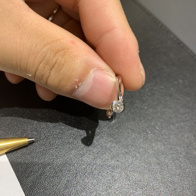 【出雲結(いずもゆい)の口コミ】 湾曲していて、ダイヤモンドを包み込むデザインに惚れて購入に至りました…