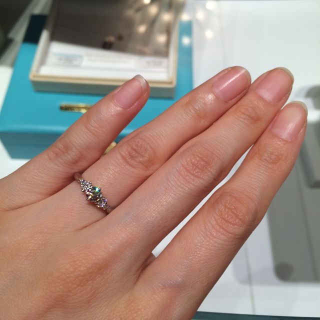 【銀座ダイヤモンドシライシの口コミ】 ダイヤモンドの品質・輝きが大変素晴らしかったため。
値段以上の品質で高…