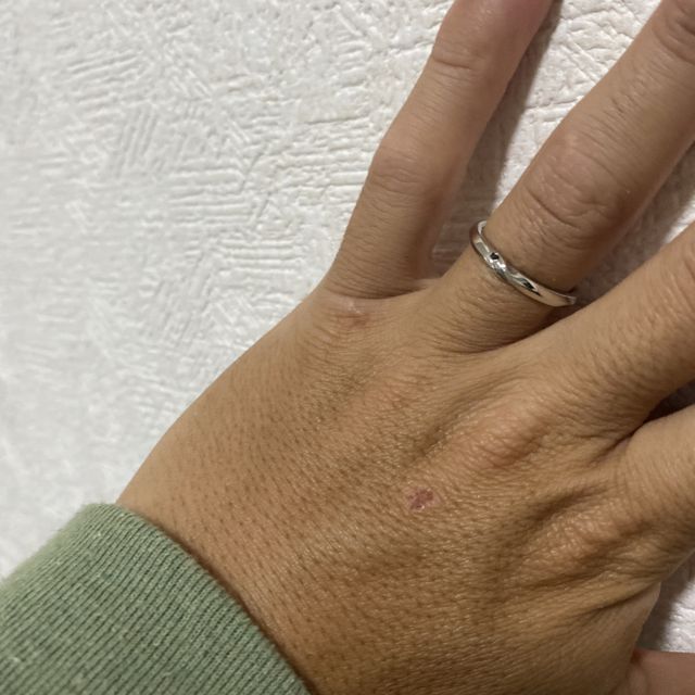 【エクセルコダイヤモンド(EXELCO DIAMOND)の口コミ】 指輪をつけた時つけてる感じがしなく、丸まった形をしているので全然痛く…
