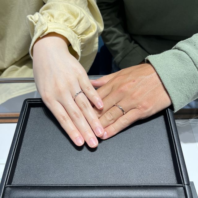 【エクセルコダイヤモンド(EXELCO DIAMOND)の口コミ】 デザインが好みでした。
彼とお揃いのデザインだったのでよかったです。
…