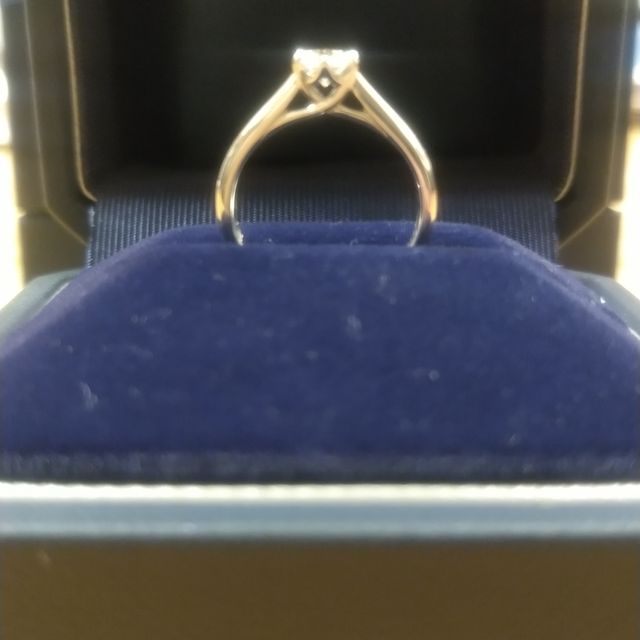 【銀座ダイヤモンドシライシの口コミ】 プラチナリングで一粒ダイヤのシンプルなものを探していました。最初は台…