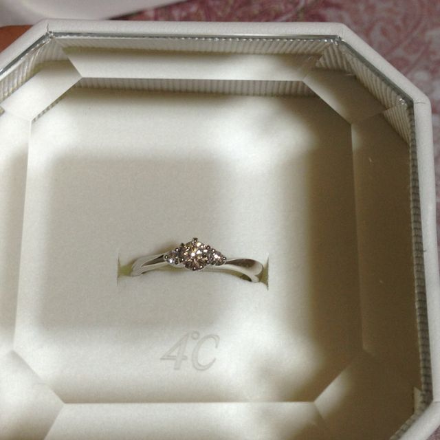 【4℃ BRIDAL(ヨンドシーブライダル)の口コミ】 派手過ぎず、だからといって地味すぎず、しっかりとダイヤを強調させるデ…