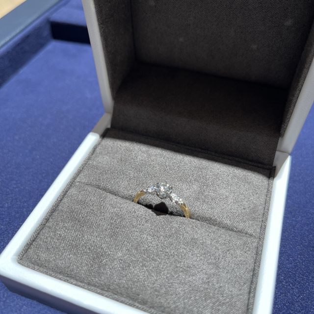 【COCKTAIL(カクテル)の口コミ】 指輪のデザインについて
大きなダイヤの両わきに小さなダイヤが並んでおり…