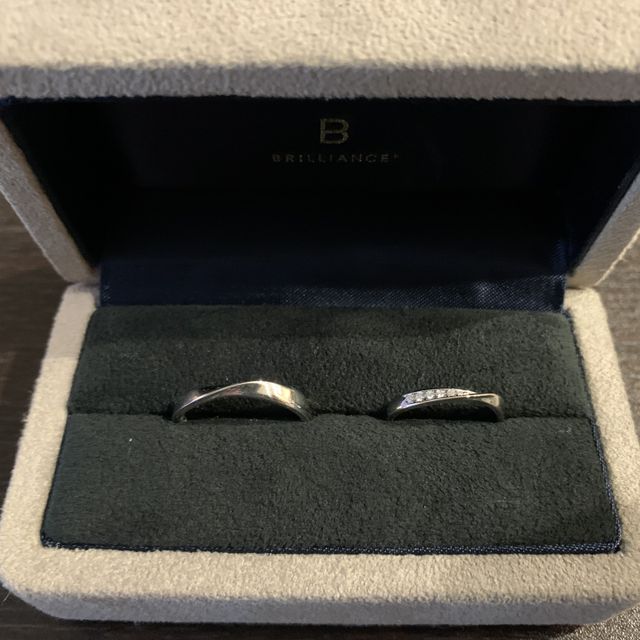 【BRILLIANCE+(ブリリアンスプラス)の口コミ】 婚約指輪はダイヤモンドの輝きが損なわれないシンプルなデザインと、指が…